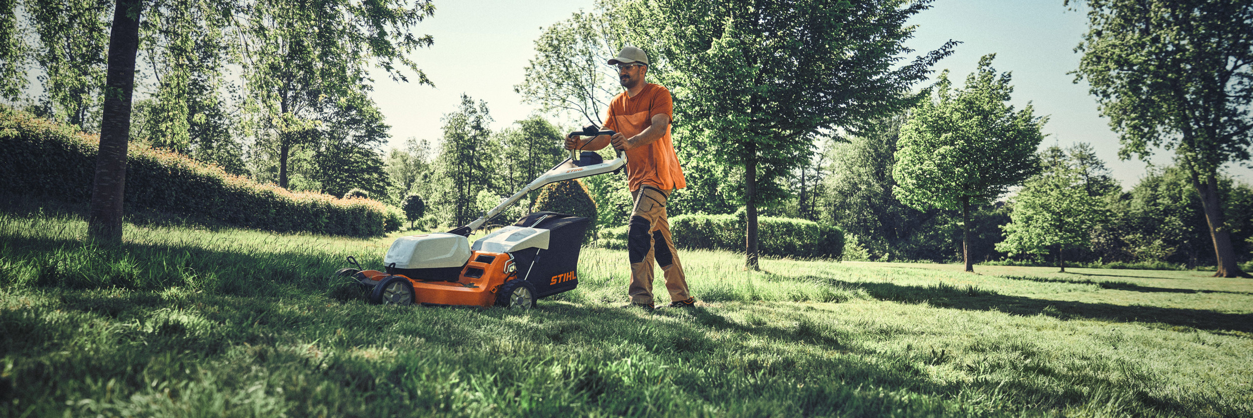  STIHL RMA 756 V batteriplæneklipper – Mand slår plænen – Forårskampagne 2025