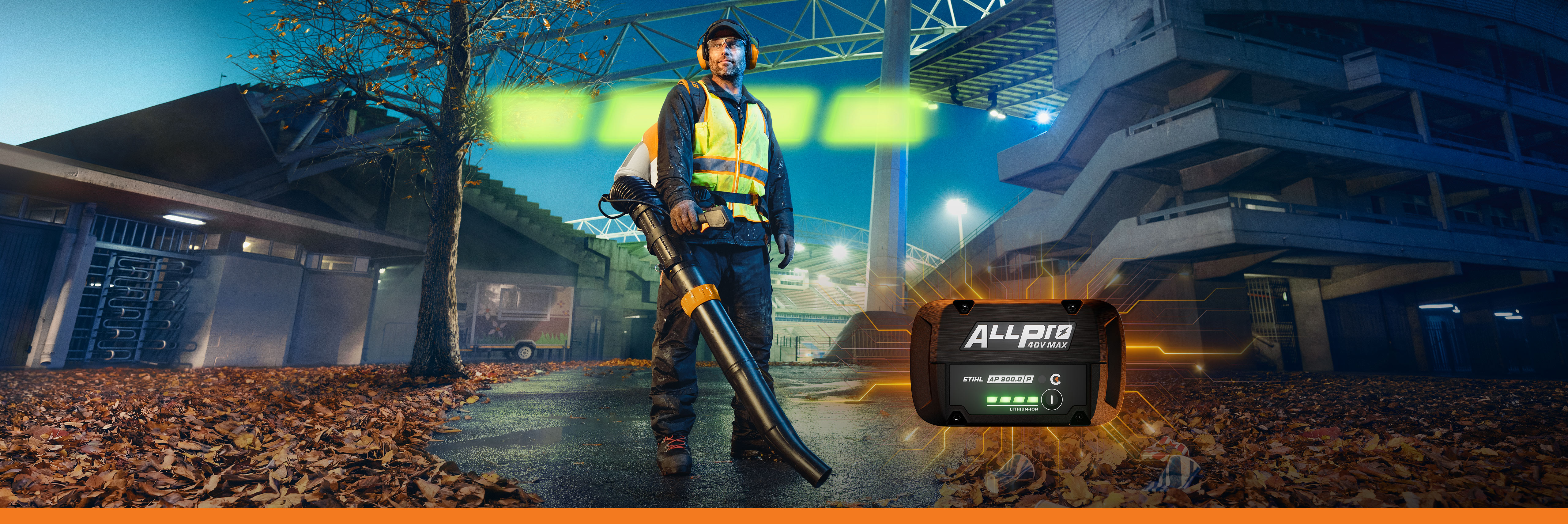 En mand i arbejdstøj står med en BGA 600 med et grafisk batteri og en enhed fra STIHLs ALLPRO-batterisystem.  