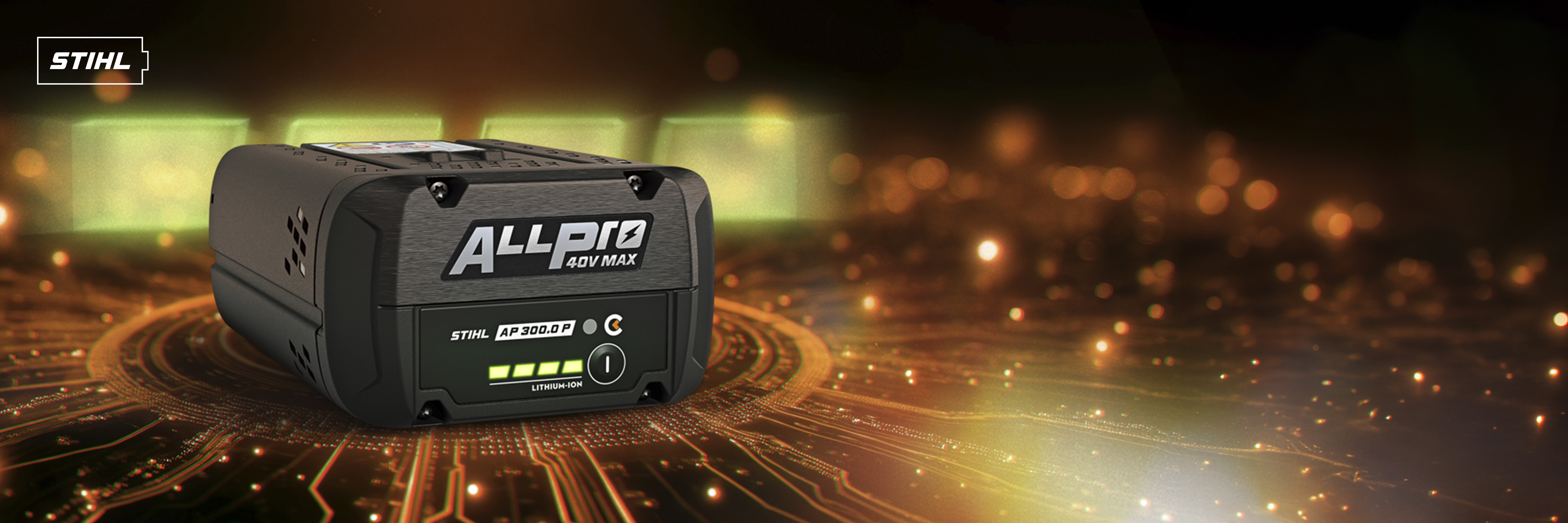 STIHL ALLPRO AP 300 P C batteri placeret på en lysende printpladebaggrund med STIHLs batterilogo i hjørnet.