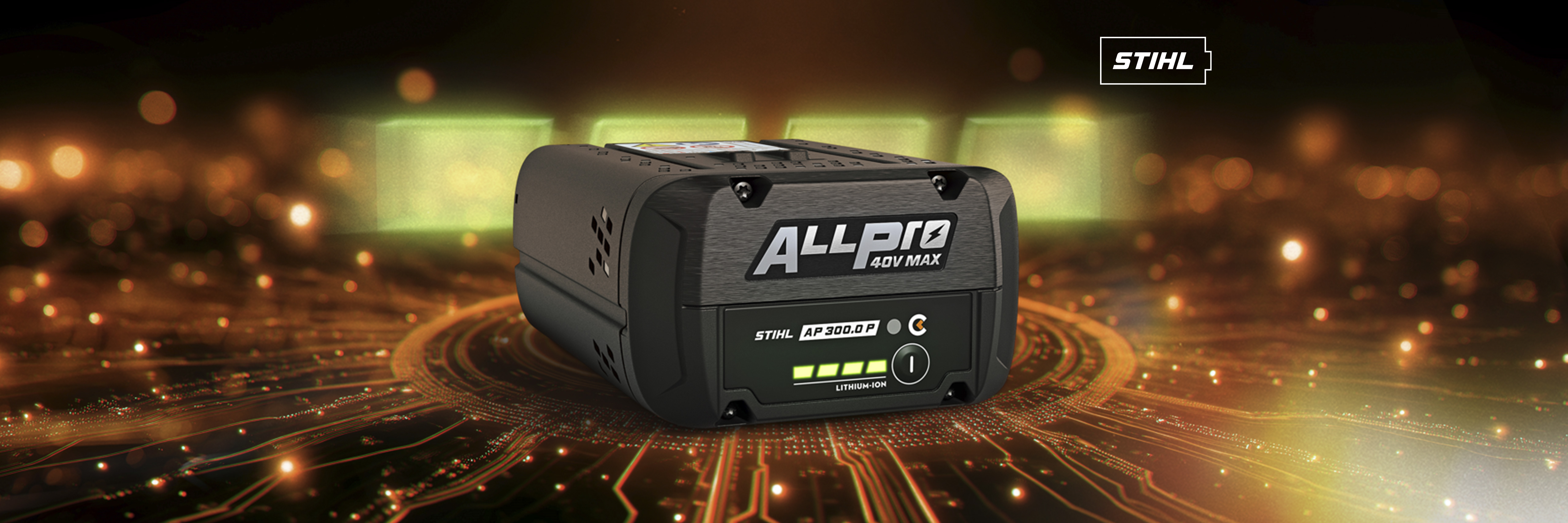 STIHL ALLPRO AP 300 P C batteri placeret på en lysende printpladebaggrund med STIHLs batterilogo i hjørnet.