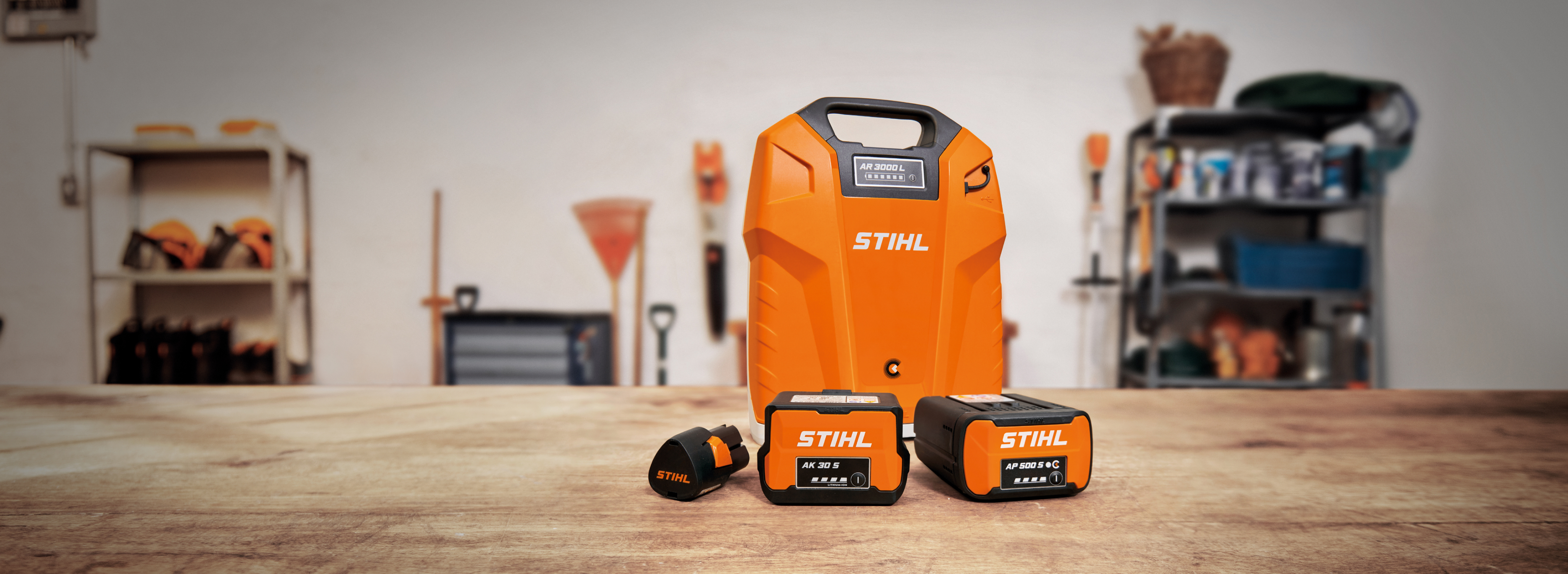 Produkter fra STIHL AP-systemet liggende på et bord i en garage