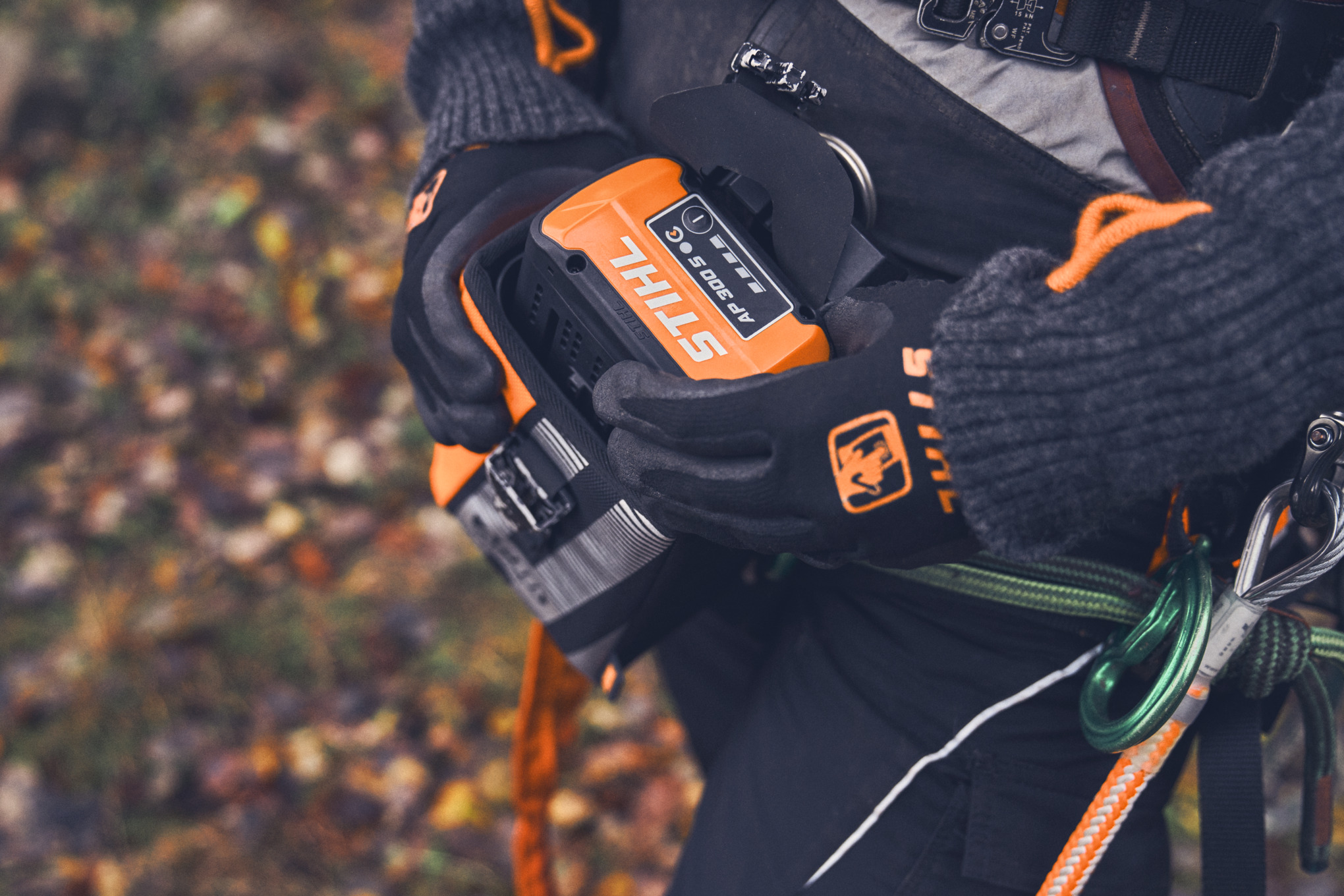 STIHL AP 300 S-batteriet ligger i en taske