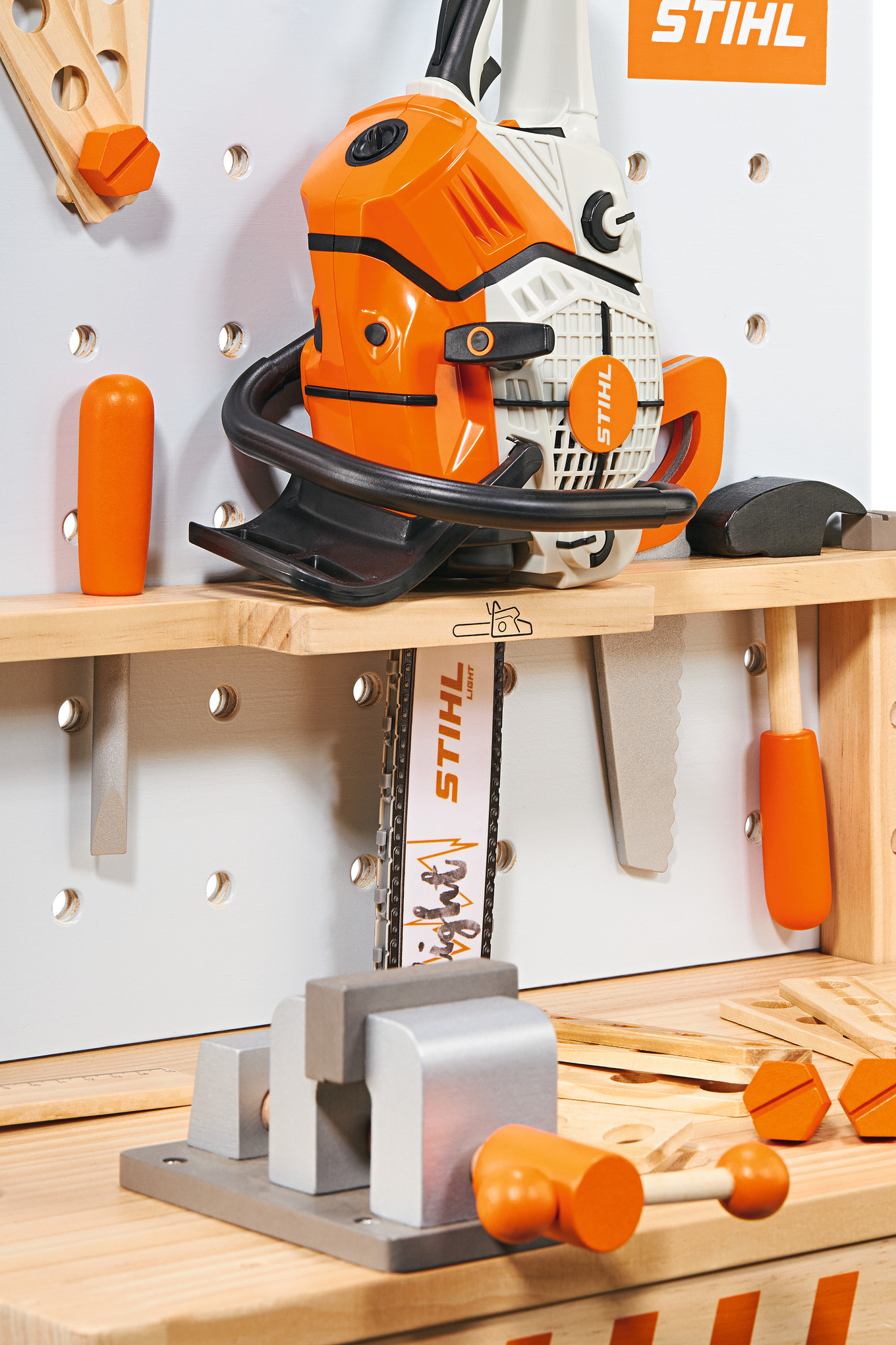 Snedkerbænk med STIHL motorsav og sav