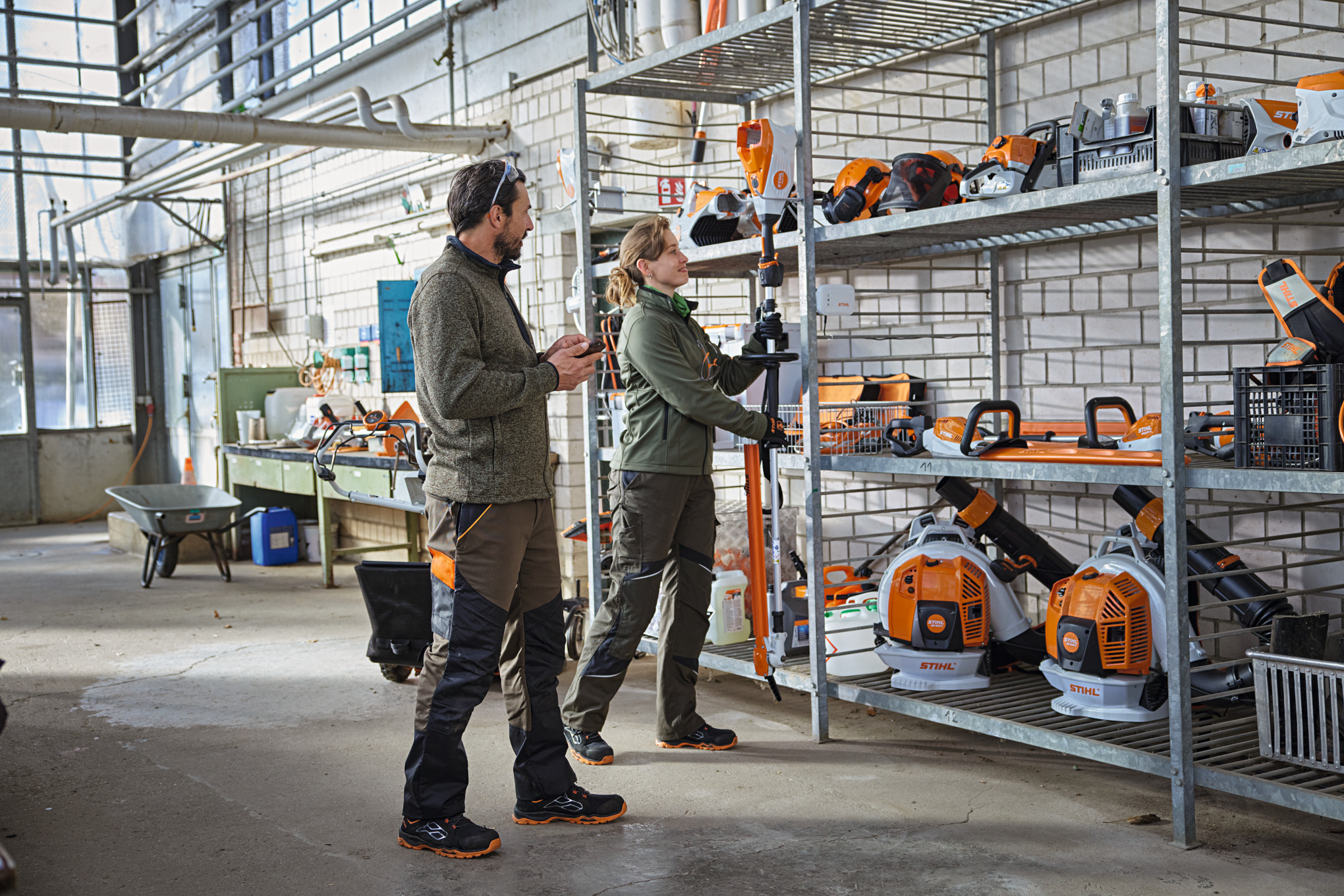Landskabsgartnere på et lager tjekker produktstatus med STIHL connected-appen