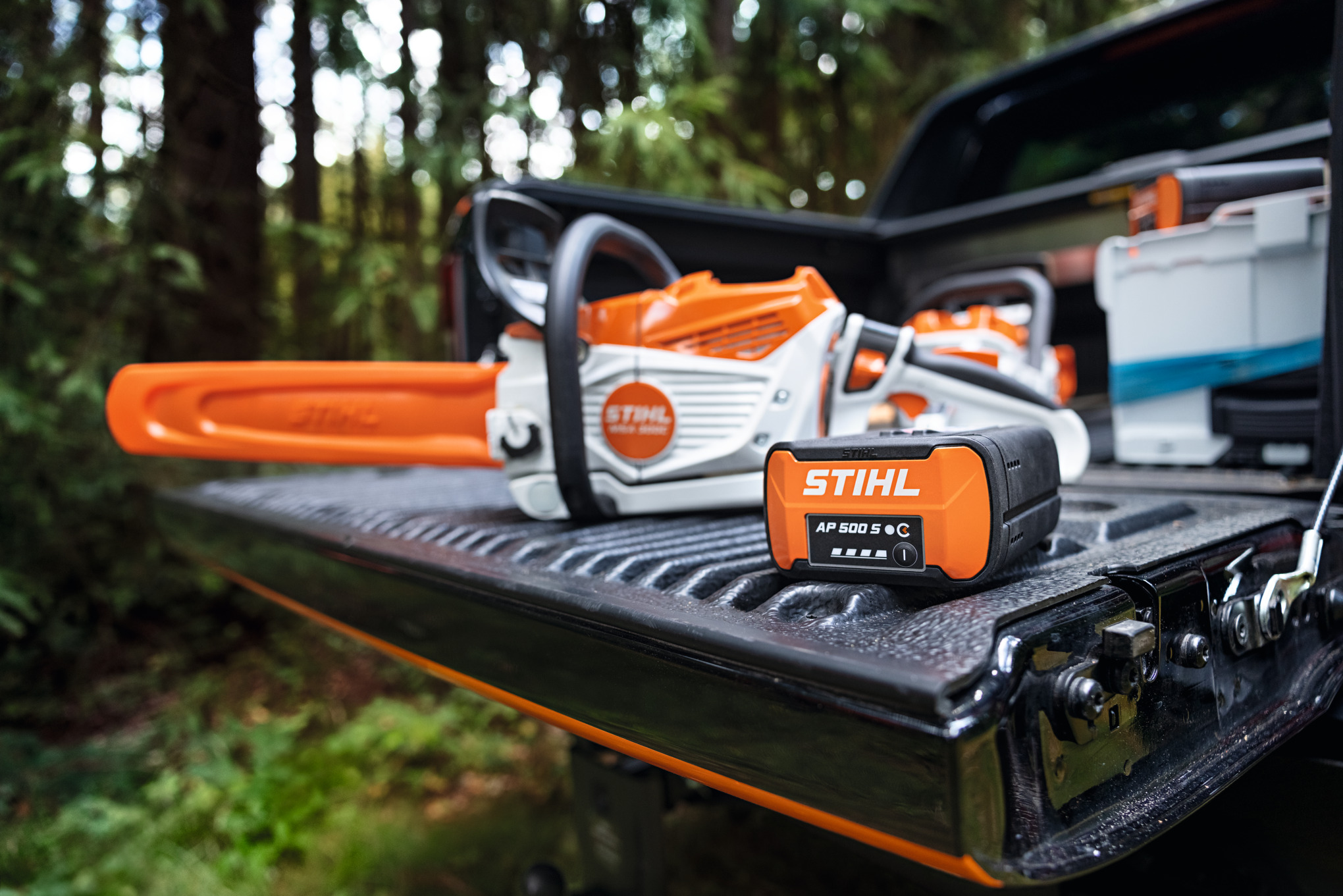 Lithium-ion-batteriet STIHL AP 500 S og den batteridrevne motorsav STIHL MSA 300 