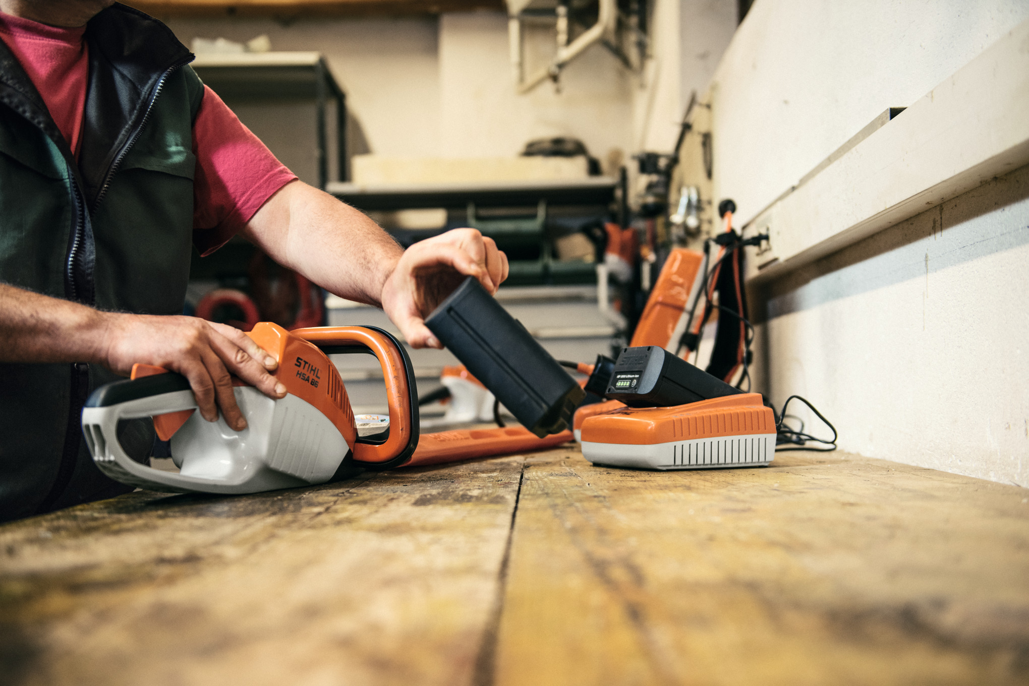 STIHL HSA 86 i drift med et AP-batteri og AL-oplader