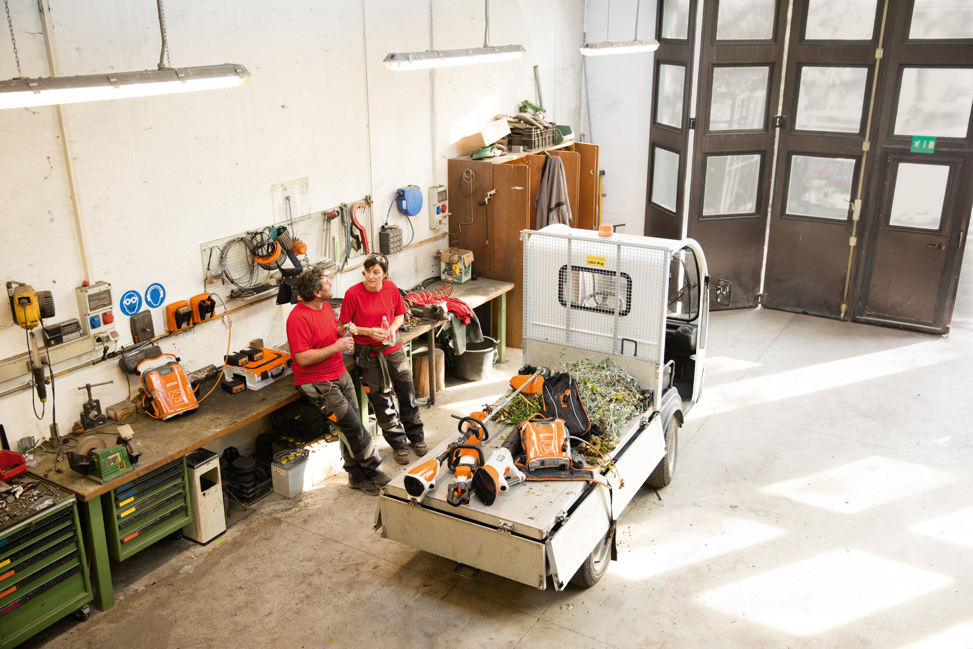 Batteridrevne STIHL-produkter på en ladvogn.