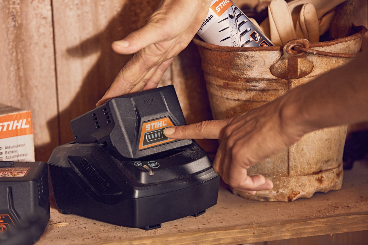 Vedligeholdelse af STIHL AK 10- og AK 20-batterier i redskabsskuret
