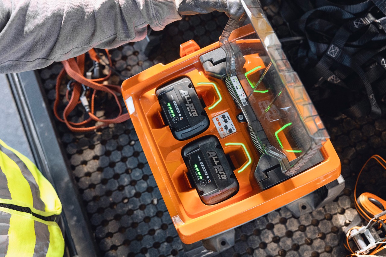 Fuldt opladede STIHL ALLPRO 300.0 P (C)-batterier i den bærbare oplader AL 1802 MO