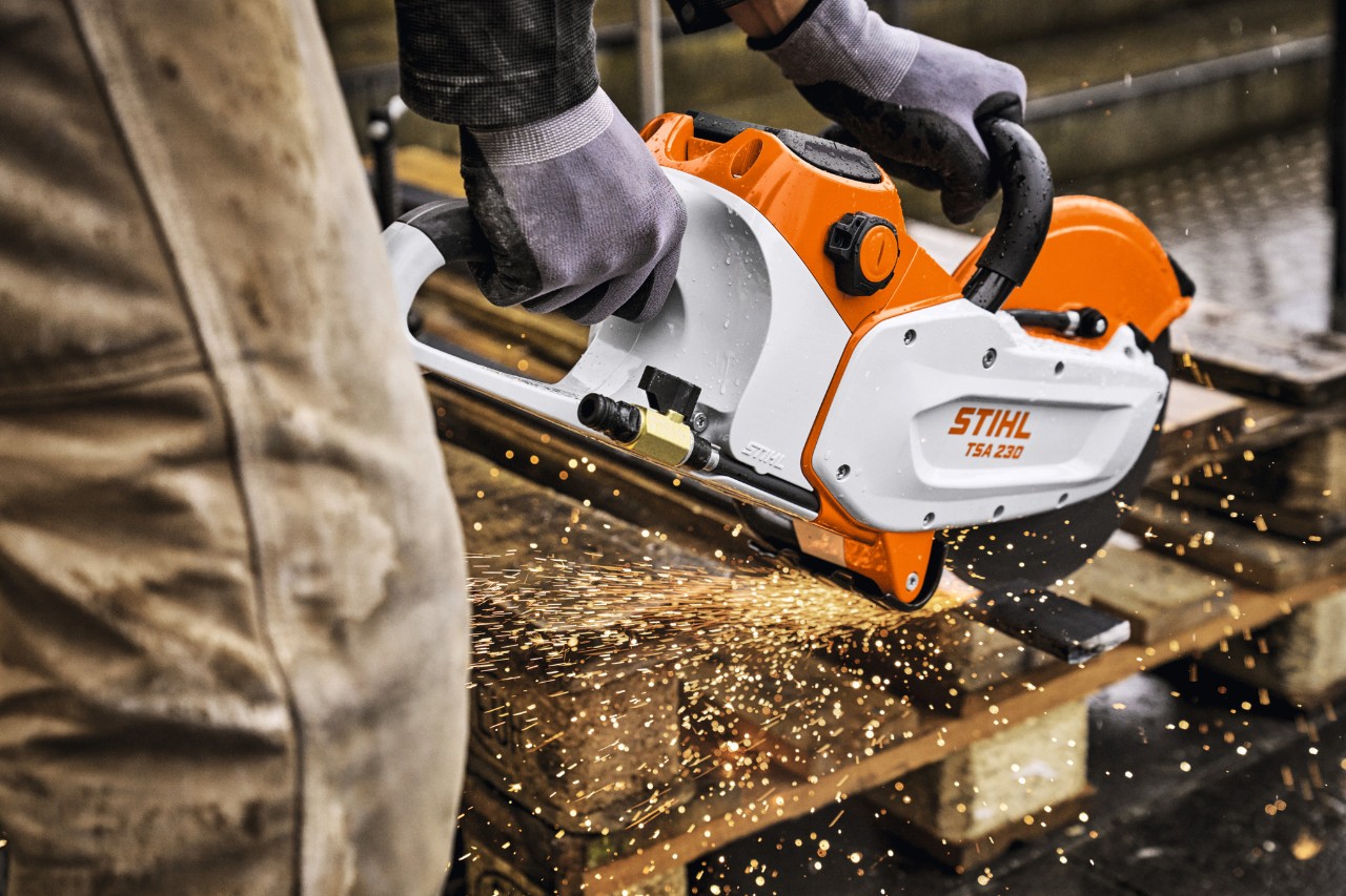 Skæring af metal med TSA 230 og STIHL ALLPRO 300.0 P(C) batteri