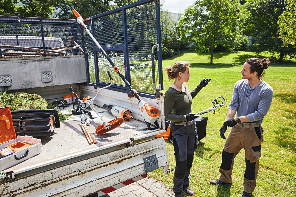 Pick-up fyldt med forskellige Stihl-produkter